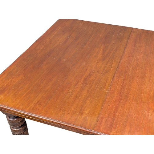 930 - A Victorian mahogany dining table with 2 leaves. No winder. Circa 1880. 140x117x73cm(1)