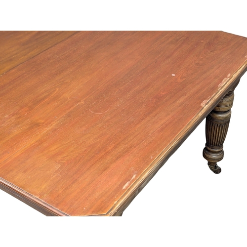 930 - A Victorian mahogany dining table with 2 leaves. No winder. Circa 1880. 140x117x73cm(1)