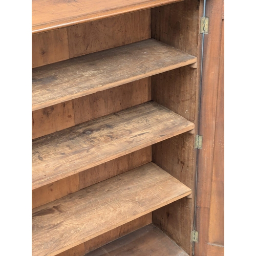 946 - A Victorian mahogany side cabinet with 3 interior shelves. 95.5x32.5x116.5cm(3)