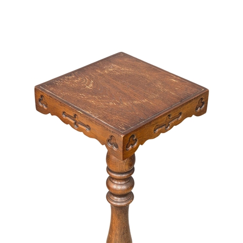 961 - A Old Charm oak pedestal plant stand. 27x92cm (1)