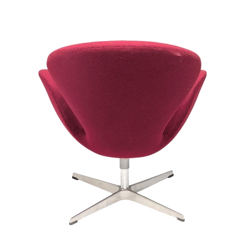 973 - An Arne Jacobsen style swivel chair. 72x78cm (3)