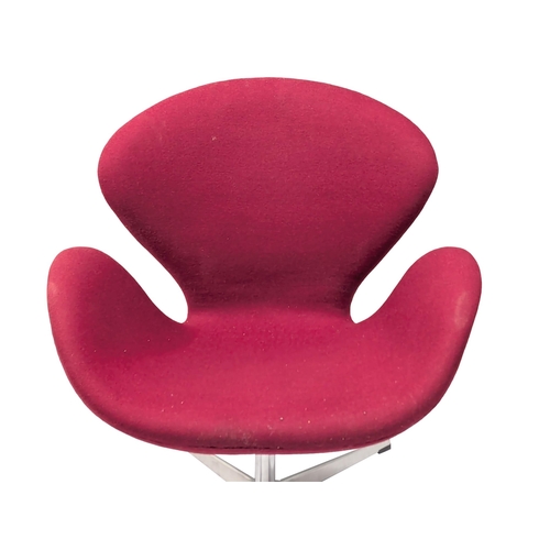 973 - An Arne Jacobsen style swivel chair. 72x78cm (3)