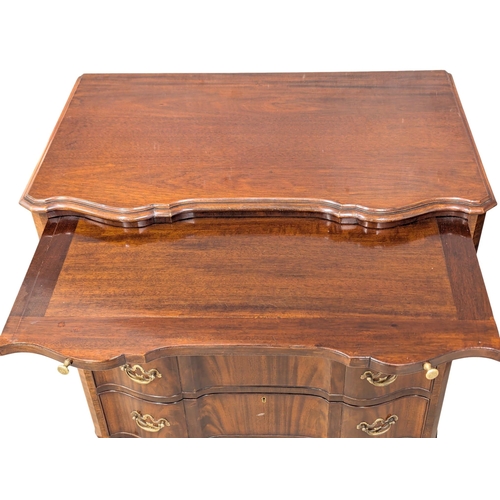 996 - A 1930s Georgian style Serpentine front mahogany bachelors chest with brushing slide. 76x47x82cm (4)