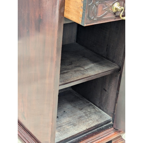 997 - An Edwardian mahogany bedside cabinet. 40.5x38.5x71cm(3)