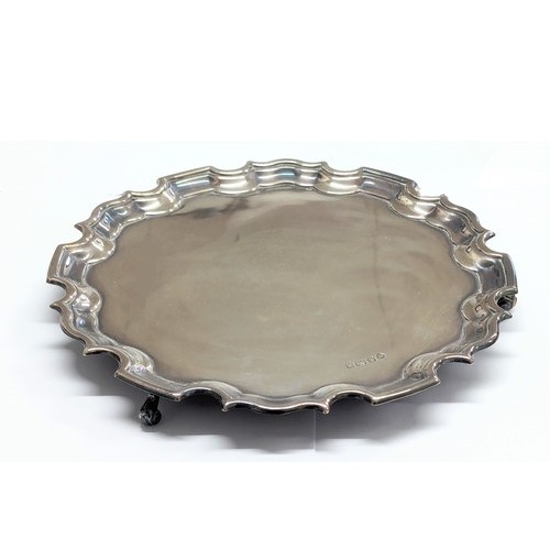 473 - A silver salver by Carr's of Sheffield Ltd, raised on 3 Cabriole feet. Sheffield, 1997. Approx 600g.... 