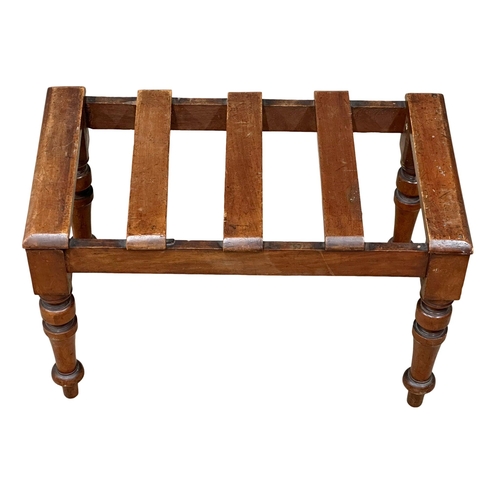 810 - A Victorian mahogany luggage stand, on turned legs. 19th Century. Circa 1860. 71x41x44cm(1)