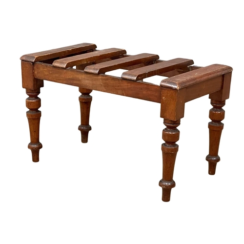 810 - A Victorian mahogany luggage stand, on turned legs. 19th Century. Circa 1860. 71x41x44cm(1)