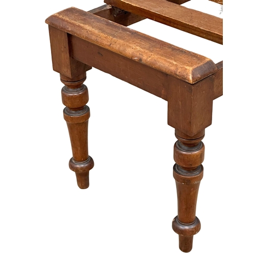 810 - A Victorian mahogany luggage stand, on turned legs. 19th Century. Circa 1860. 71x41x44cm(1)