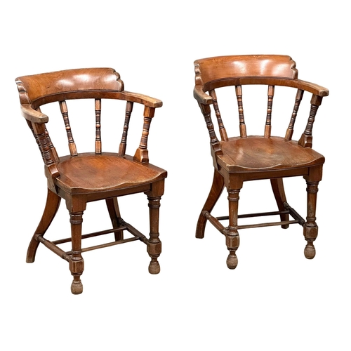 821 - A pair of Victorian solid walnut armchairs/desk chairs. 19th Century. Circa 1880. 57x48x81cm (4)