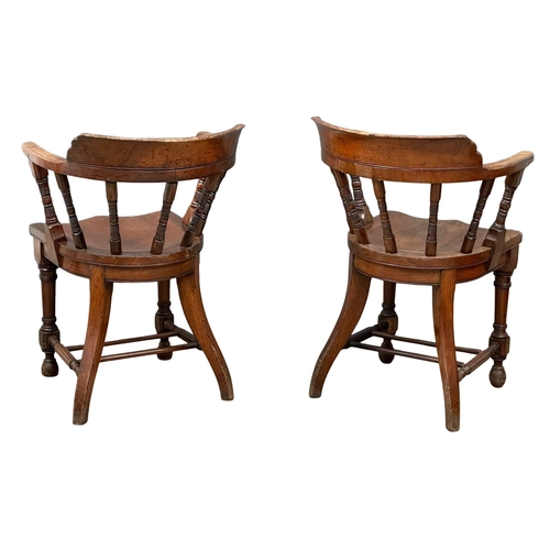 821 - A pair of Victorian solid walnut armchairs/desk chairs. 19th Century. Circa 1880. 57x48x81cm (4)