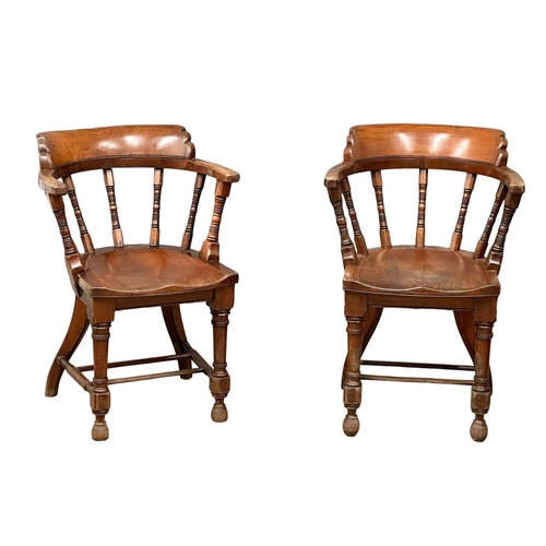 821 - A pair of Victorian solid walnut armchairs/desk chairs. 19th Century. Circa 1880. 57x48x81cm (4)