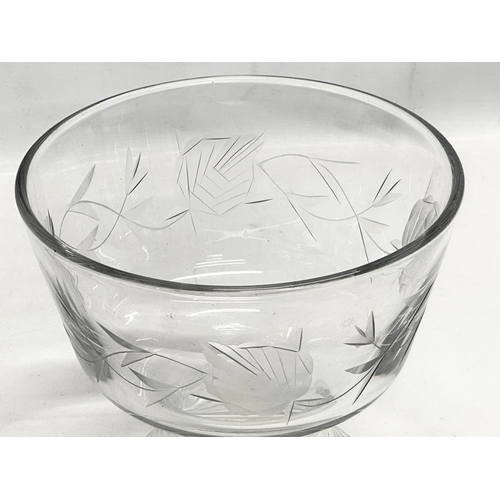 300B - A large signed footed bowl with etched flowers and vines. Dated 1981. 19.5x18.5cm.