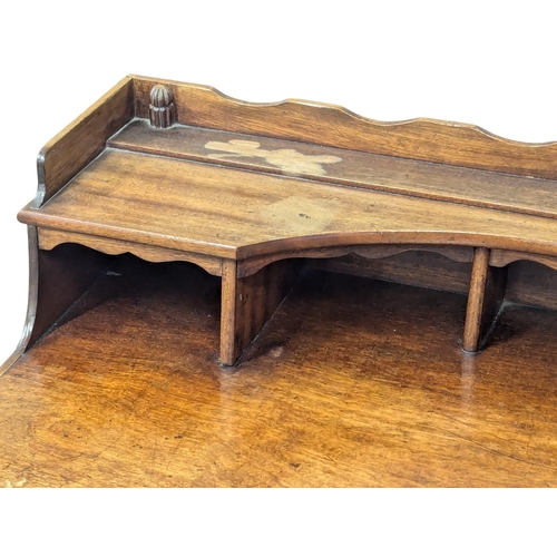 979A - A George IV mahogany writing table in the manner of Gillows. Circa 1825-1830. 94x47.5x90.5cm 1