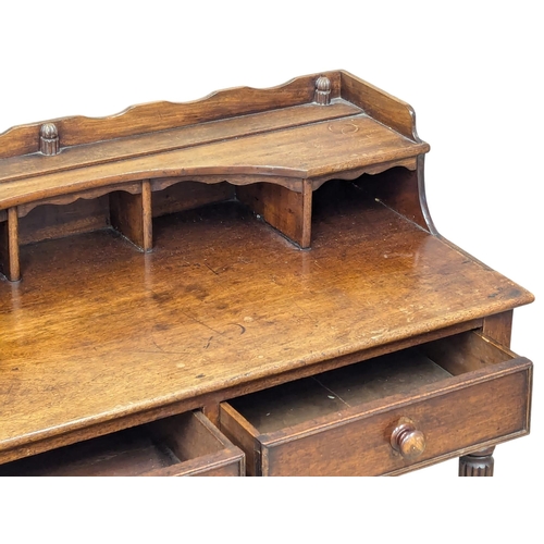 979A - A George IV mahogany writing table in the manner of Gillows. Circa 1825-1830. 94x47.5x90.5cm 1