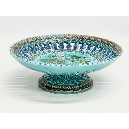 50 - Villeroy & Boch. An Early 20th Century Majolica “Grapevine” compote. Circa 1900. 24x8cm