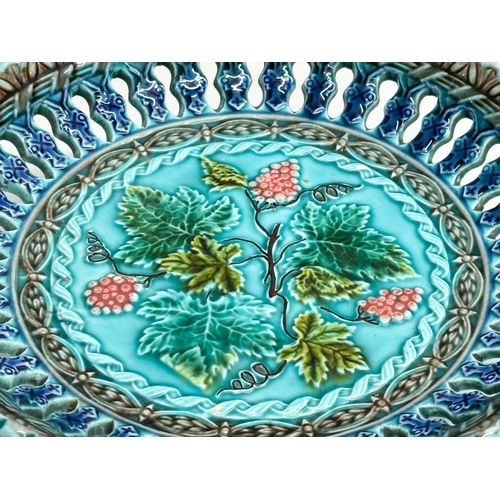 50 - Villeroy & Boch. An Early 20th Century Majolica “Grapevine” compote. Circa 1900. 24x8cm