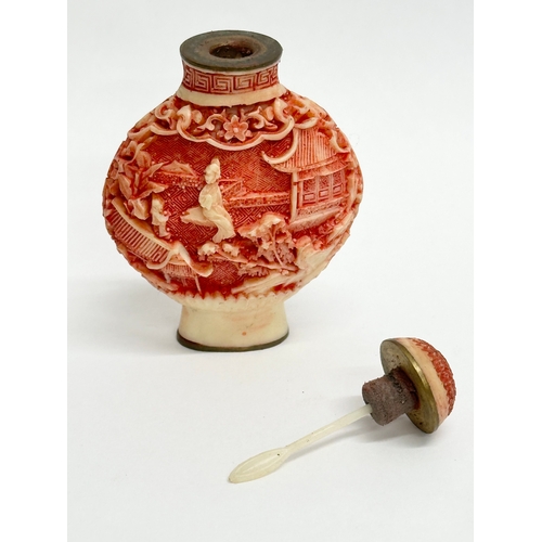 216 - A Chinese snuff bottle.