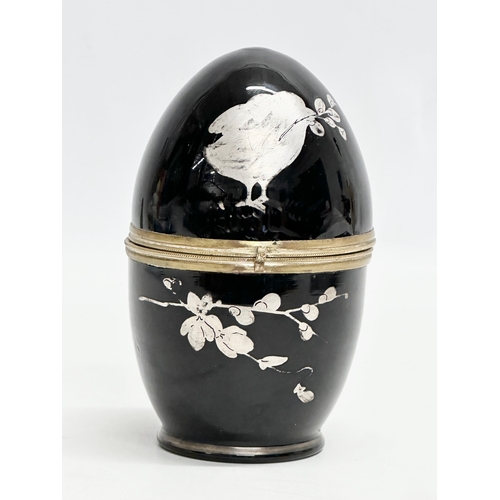 916 - A Late 19th/Early 20th Century painted glass egg shaped drinking box. 15cm.