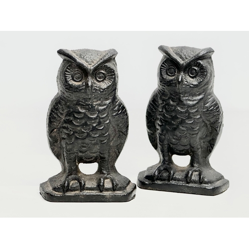 573 - Robert Emig. A pair of Mid 20th Century cast iron owl style bookends/door stops. Stamped Omig 1546. ... 