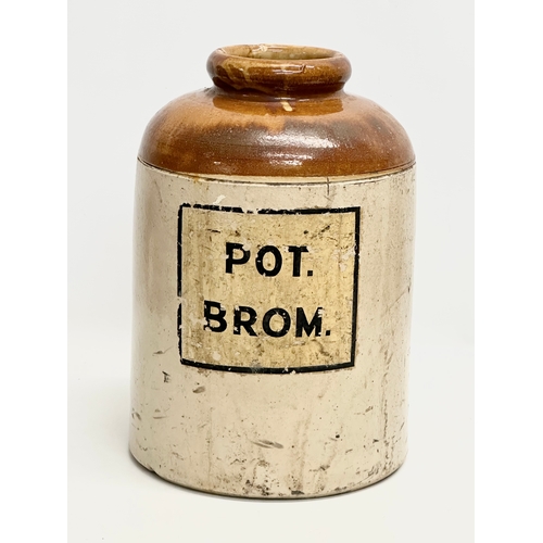 630 - A large Late 19th/Early 20th Century stoneware pot. 24x37cm