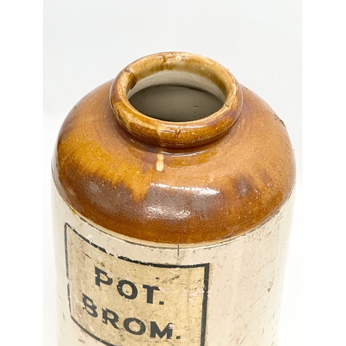 630 - A large Late 19th/Early 20th Century stoneware pot. 24x37cm