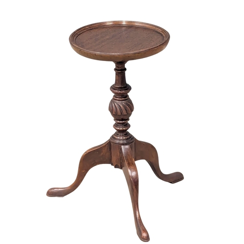 975 - A small Early 20th Century mahogany wine table. 42cm (7)