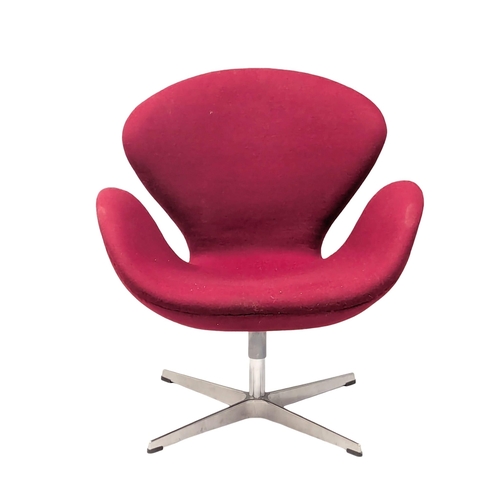 611 - An Arne Jacobsen style swivel chair. 72x78cm 10