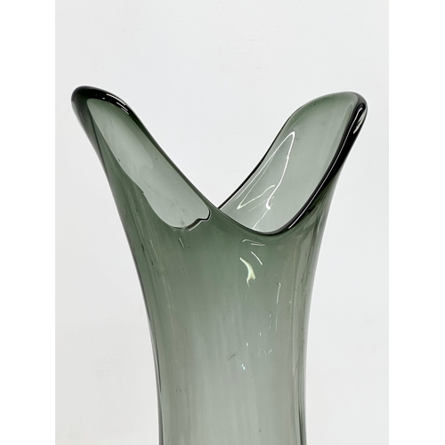 678 - A large Mid/Late 20th Century Murano style glass vase. In the manner of Flavio Poli. 45cm