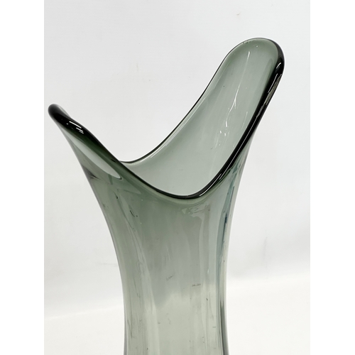 678 - A large Mid/Late 20th Century Murano style glass vase. In the manner of Flavio Poli. 45cm