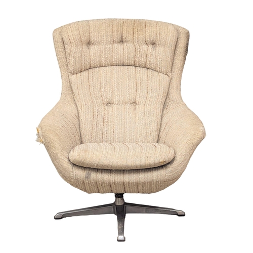 628 - A 1970s Mid Century swivel egg chair.(10)