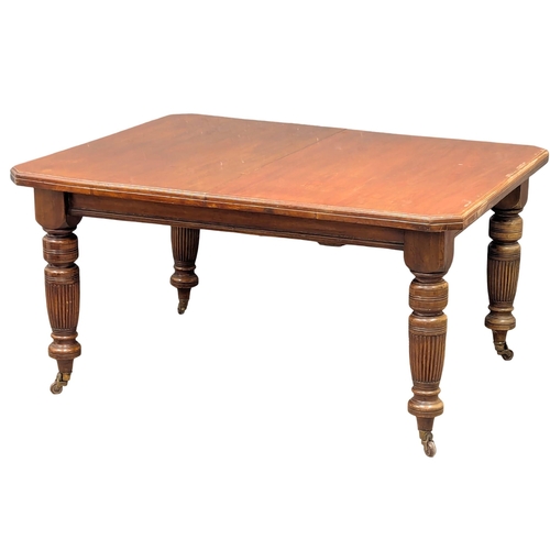 917 - A Victorian mahogany dining table with 2 leaves. No winder. Circa 1880. 140x117x73cm(1)