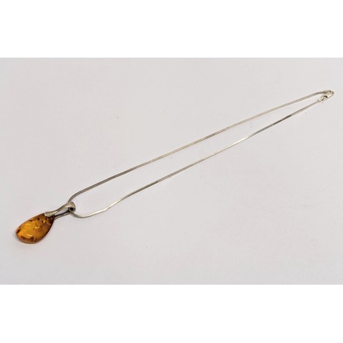 722 - A silver necklace with amber pendant