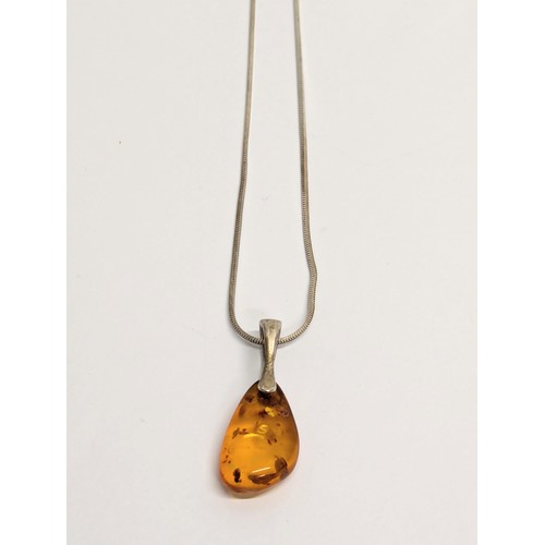 722 - A silver necklace with amber pendant