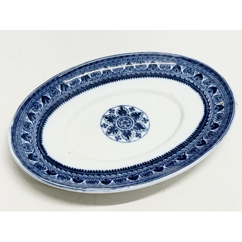 828 - A Late 18th Century Wedgwood “Willow” platter, together with an Early 19th Century gravy boat platte... 