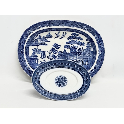 828 - A Late 18th Century Wedgwood “Willow” platter, together with an Early 19th Century gravy boat platte... 