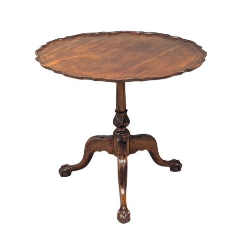 629 - A good quality Late 19th Century Georgian style mahogany pedestal tilt top table. Circa 1890. 77x69c... 