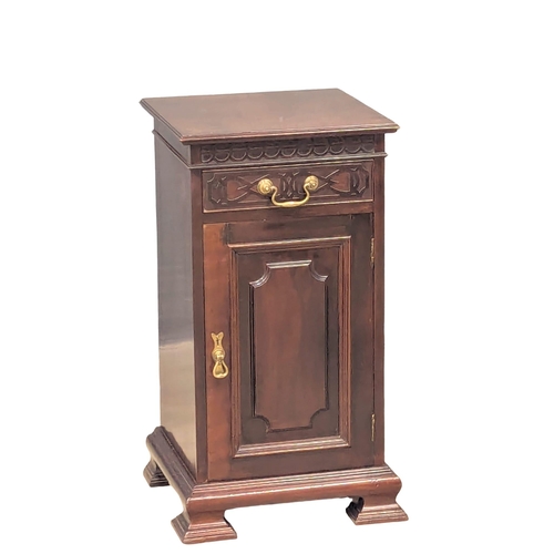 805 - An Edwardian mahogany bedside cabinet. 40.5x38.5x71cm(9)