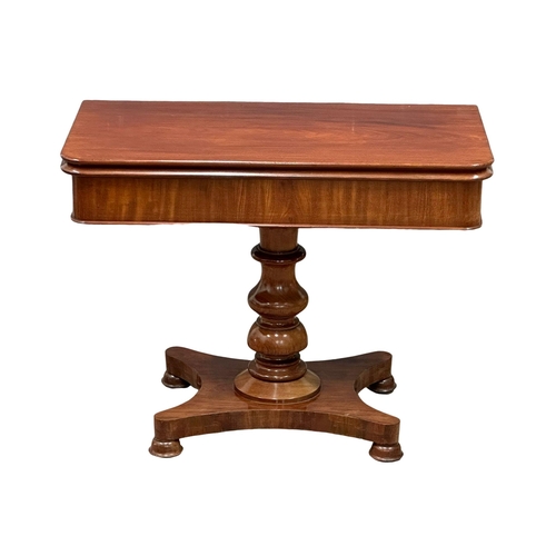 260 - A William IV mahogany turnover tea table. Circa 1830. 94x47x73cm (9)