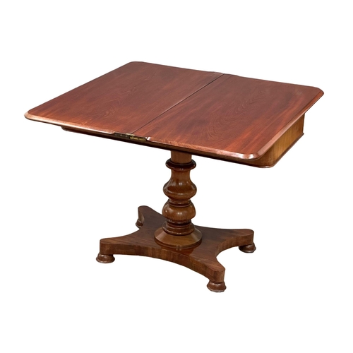 260 - A William IV mahogany turnover tea table. Circa 1830. 94x47x73cm (9)