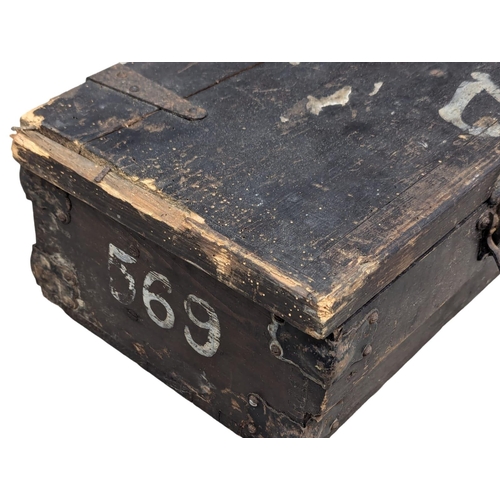 443 - A large vintage case for a MKIII machine gun. 105x26x17cm