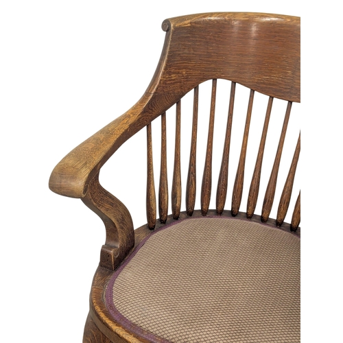 522 - An Early 20th Century oak office chair. Circa 1920. 1