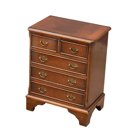 538 - A small Georgian style mahogany chest of drawers on bracket feet. 48.5x33x64cm. (1)