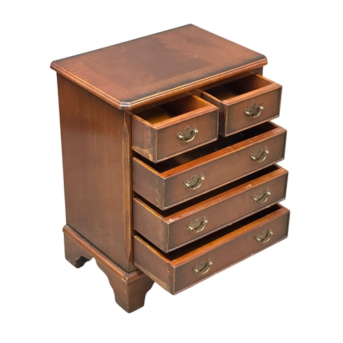 538 - A small Georgian style mahogany chest of drawers on bracket feet. 48.5x33x64cm. (1)