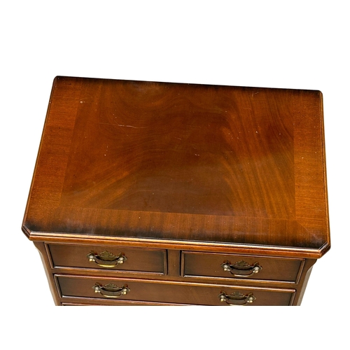 538 - A small Georgian style mahogany chest of drawers on bracket feet. 48.5x33x64cm. (1)