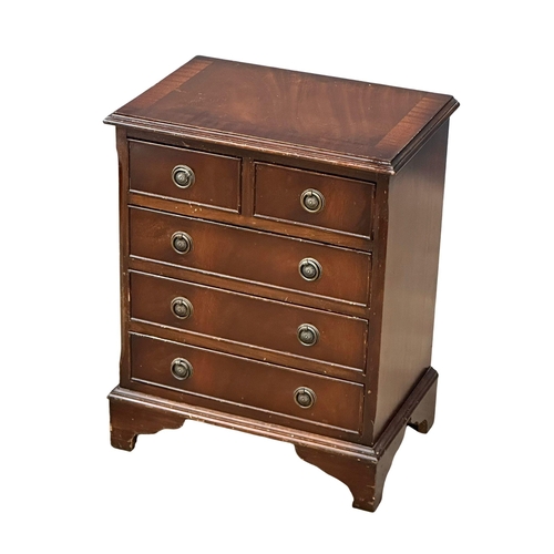 539 - A small Georgian style mahogany chest of drawers on bracket feet. 49x33x62cm