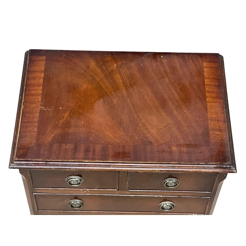 539 - A small Georgian style mahogany chest of drawers on bracket feet. 49x33x62cm