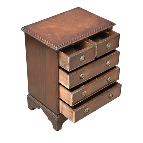 539 - A small Georgian style mahogany chest of drawers on bracket feet. 49x33x62cm