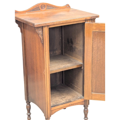 584 - A Late 19th Century Victorian Burr Walnut and Walnut bedside cabinet. 51x37x93cm (1)