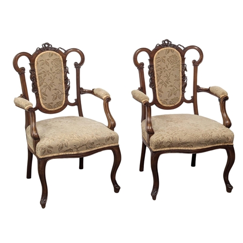 595 - A pair of Edward VII mahogany open armchairs. Edwardian. Circa 1901-1910. (2)