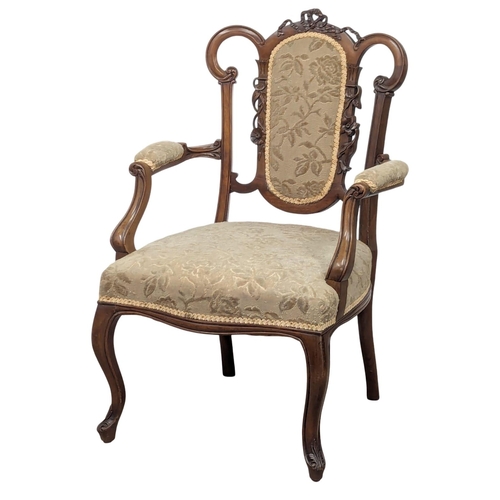 595 - A pair of Edward VII mahogany open armchairs. Edwardian. Circa 1901-1910. (2)